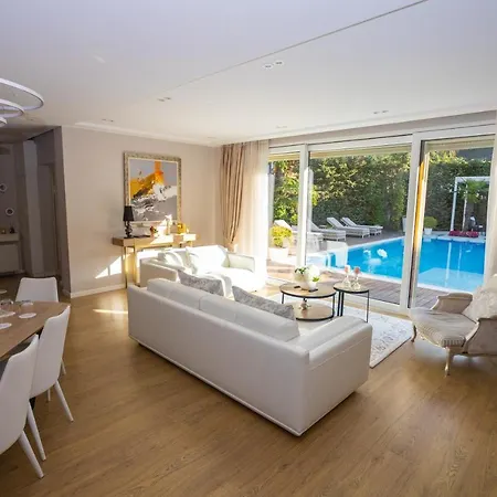 Villa Private Beach By Lake Drive & *